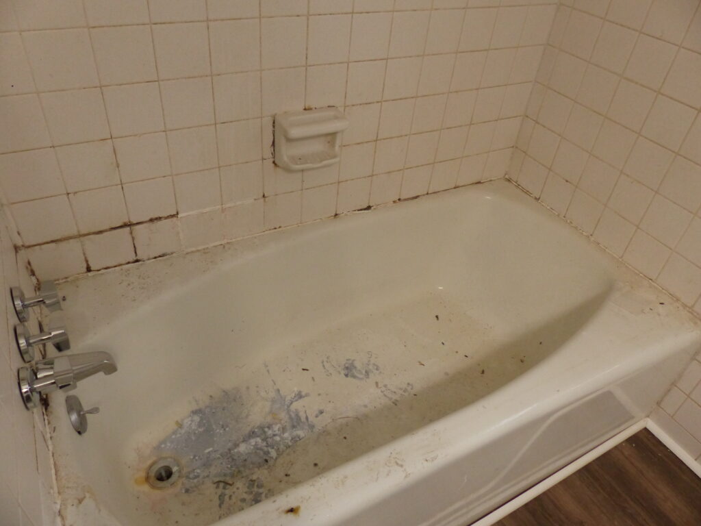 Bad tub in desparate need of a re-glazing