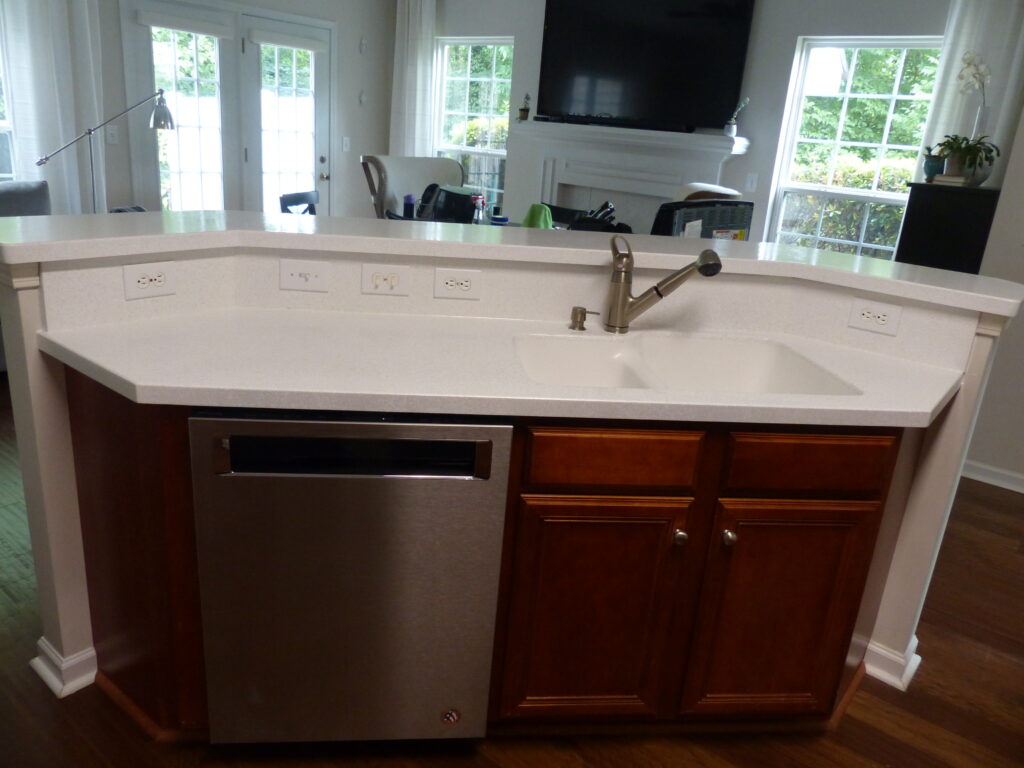 The homeowner chose to have his countertop resurfaced in a "White Sands" multifleck finish, with a satin topcoat (AFTER)