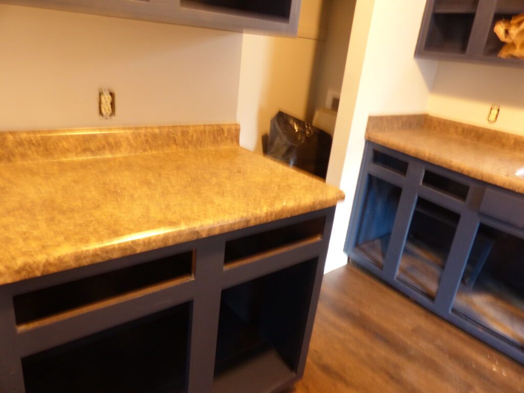 Very old fashioned and dated laminate countertop, in need of a fresh touch (BEFORE)