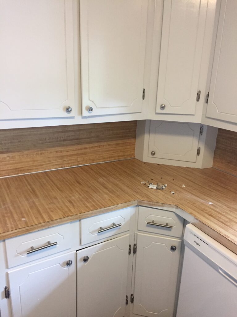 Very old original traditional laminate countertop and backsplash (from the 40' or 50's) in need of an update for a fix and flip in Kannapolis (BEFORE)